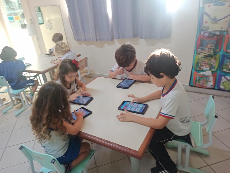 Inovação na Educação: Projeto com Crianças Utiliza Tablets para Ampliar a Aprendizagem.
