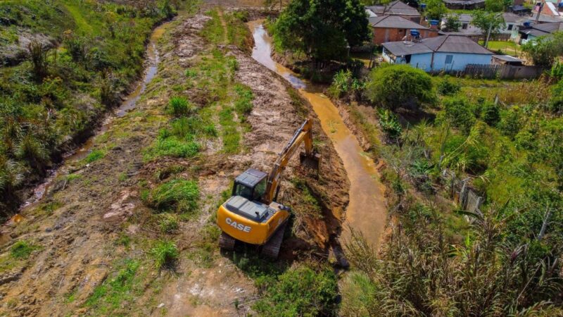 Ação Ambiental: Prefeitura Realiza Desassoreamento de Córrego em Santíssima Trindade.