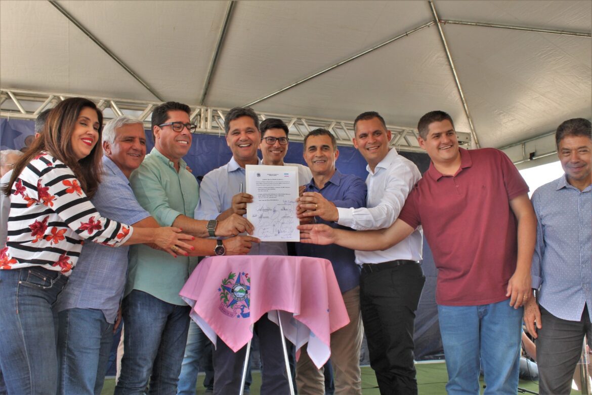Prefeito e governador inauguram obra de calçamento em Fátima