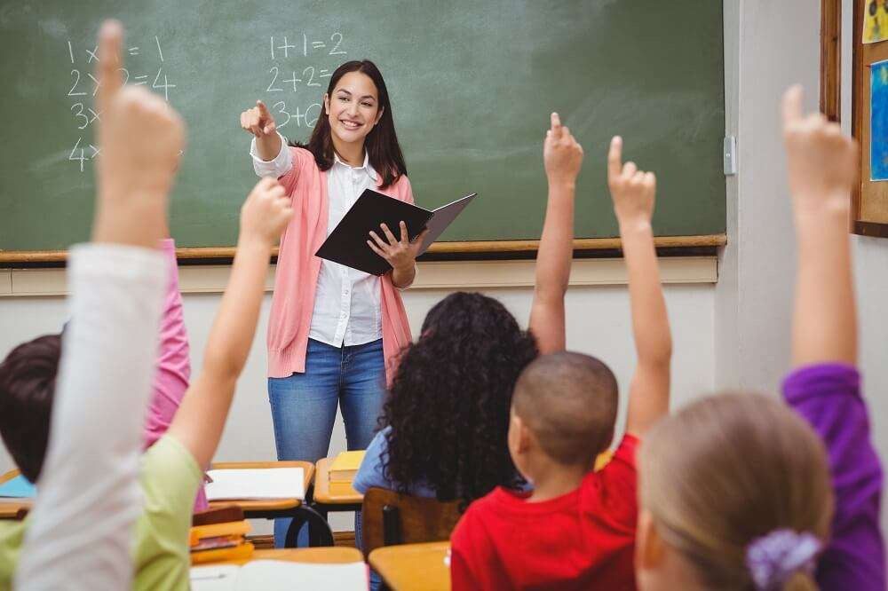 Funcionários da Educação em Vitória receberão bônus por desempenho neste mês