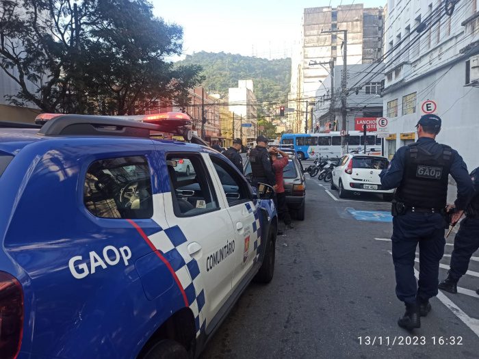 Operação Policial: Motorista é aprisionado com carro roubado no Centro de Vitória