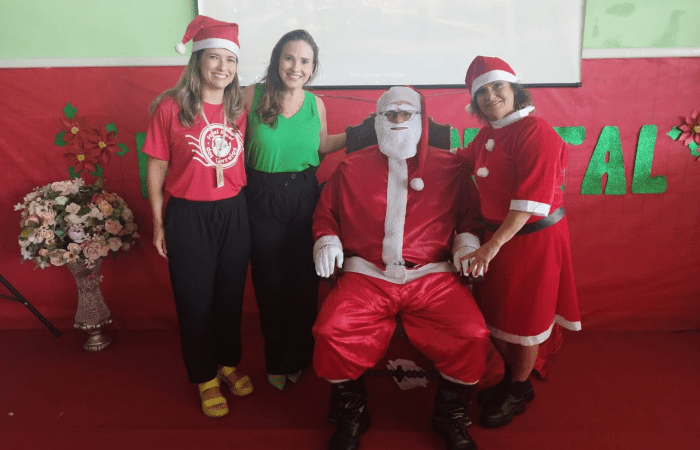 Magia Natalina: Estudantes da Emef Anacleta Schneider Lucas Encantados com a Visita do Papai Noel