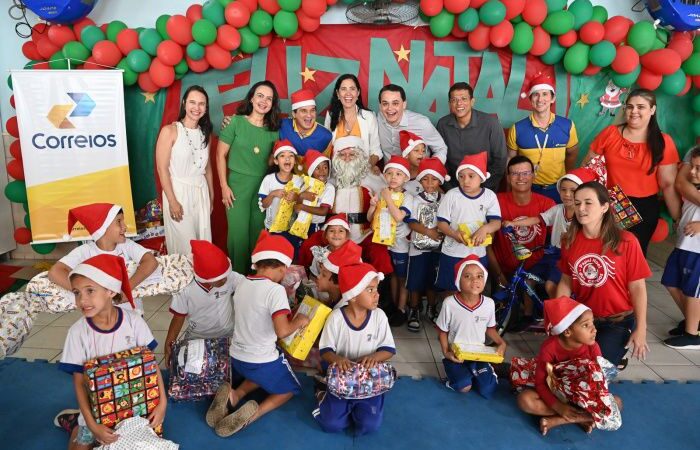 Entrega de Encanto: Crianças em Vitória Celebram os Presentes Recebidos na Campanha Papai Noel dos Correios 2023