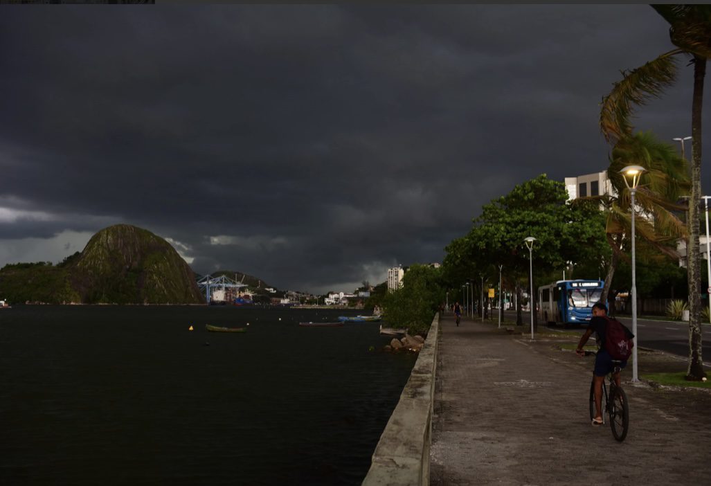 Chuva no ES Altera o Céu de Vitória, Gerando Fotos Impressionantes