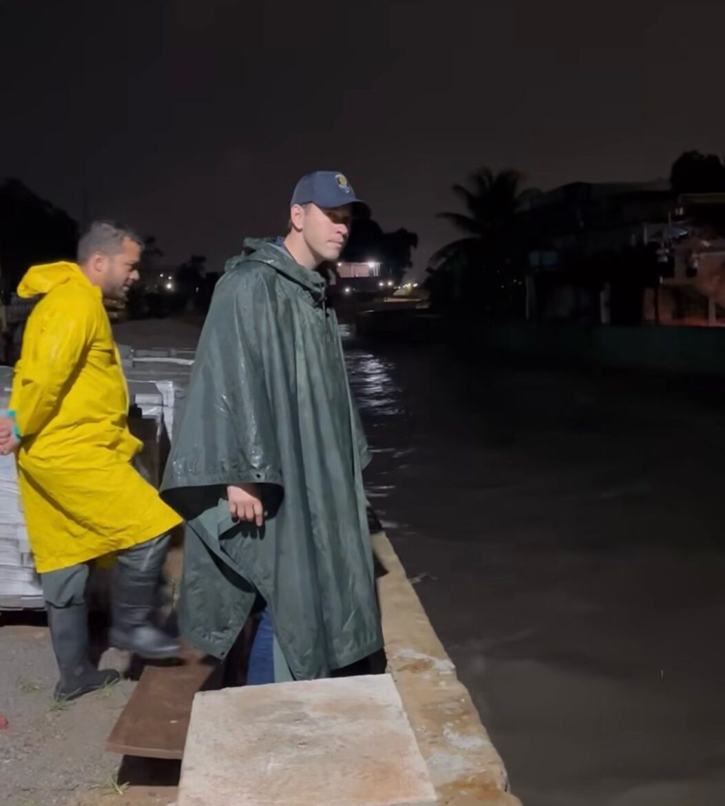 Resposta Rápida: Prefeito Arnaldinho Borgo Atua Durante a Noite Contra Alagamentos em Vila Velha