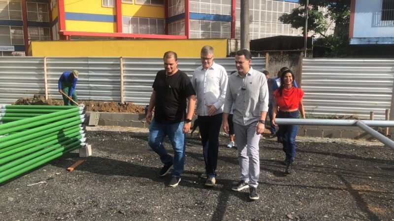 Pazolini visita obra do campo de grama sintética em Gurigica