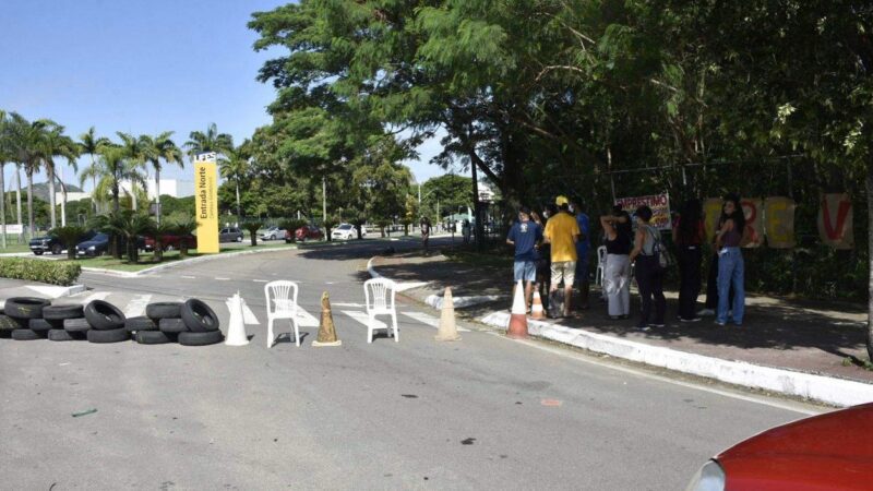 Após 3 dias de greve, professores da Ufes liberam portões, mas alunos mantêm bloqueio