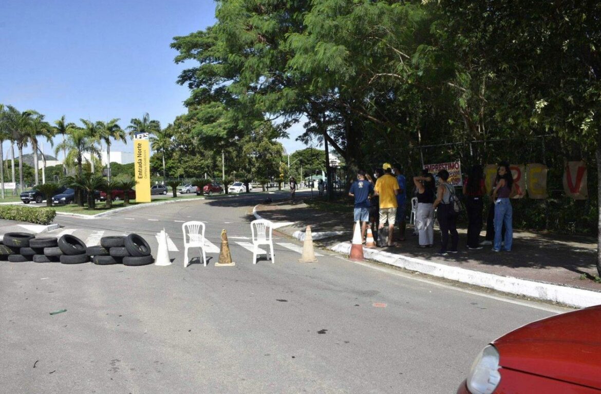 Após 3 dias de greve, professores da Ufes liberam portões, mas alunos mantêm bloqueio