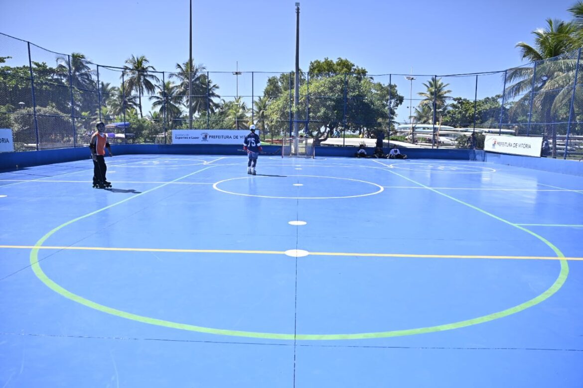 Novo espaço esportivo: Pazolini inaugura quadra para hóquei e patinação