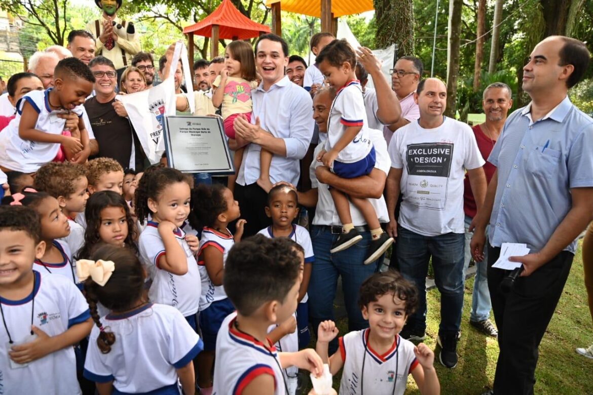 Pazolini leva alegria e animação na entrega do Parque Kids no Horto de Maruípe