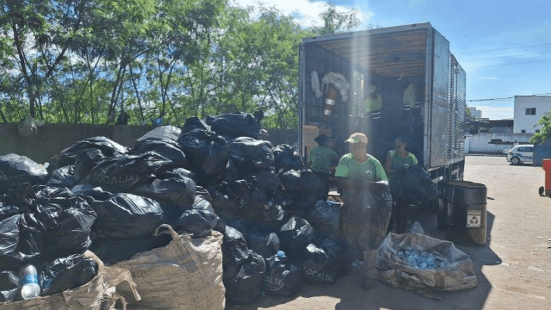 Prefeitura de Vila Velha doa 1,6 toneladas de material reciclado à Associação Revive