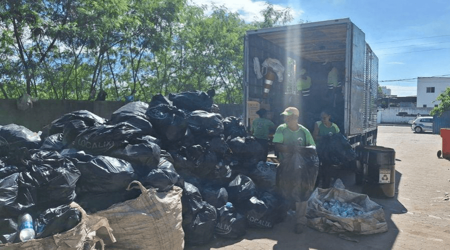 Prefeitura de Vila Velha doa 1,6 toneladas de material reciclado à Associação Revive