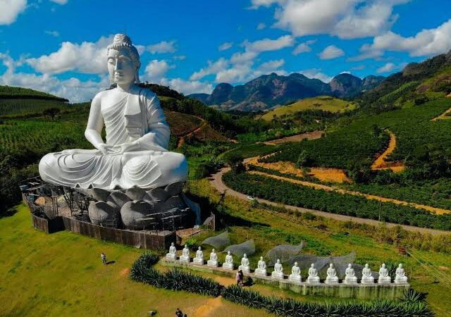 Segunda maior estátua budista do mundo está localizada no Espírito Santo
