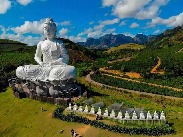 Segunda maior estátua budista do mundo está localizada no Espírito Santo