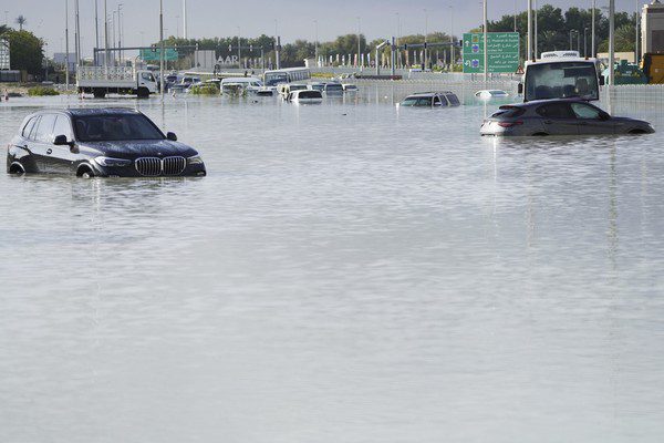 Dubai enfrenta caos após registrar chuva de um ano em apenas um dia; entenda fenômeno