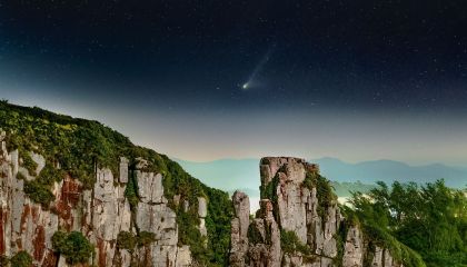 Registro Raro: Fotógrafo Captura a Passagem do ‘Cometa do Diabo’ pelo Céu do Brasil