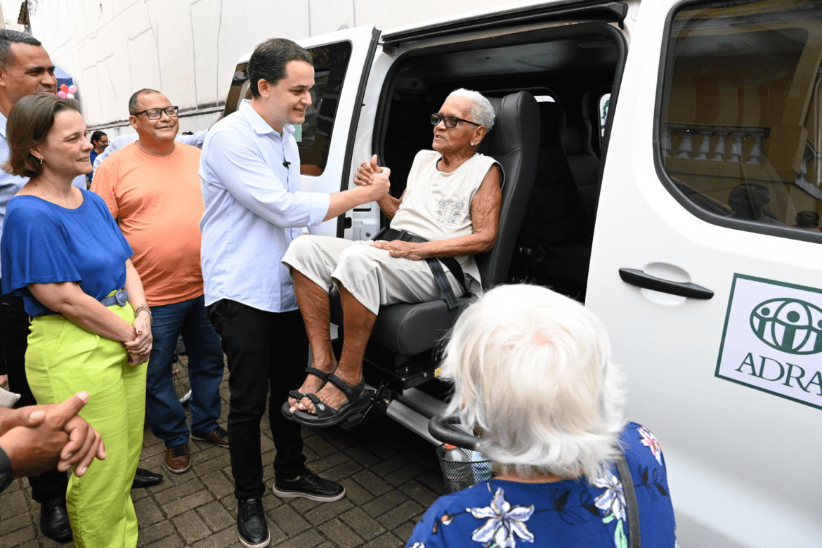 Pazolini entrega veículos adaptados que reforçam os atendimentos da Assistência Social de Vitória