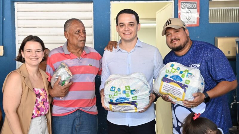 Pazolini e Edson Neto entregam alimentos às famílias de Vitória