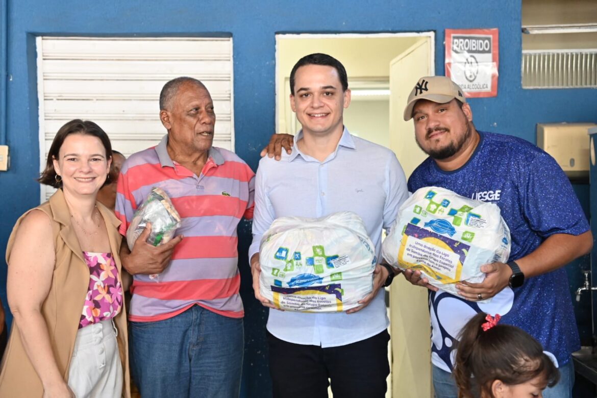 Pazolini e Edson Neto entregam alimentos às famílias de Vitória