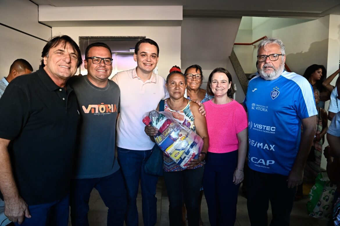 Pazolini entrega mais 2 toneladas de alimentos para famílias de Vitória