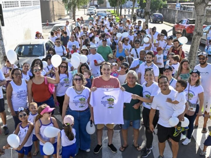 Pazolini participa de caminhada da Paz do Cmei Rubem Braga: integração e valores familiares