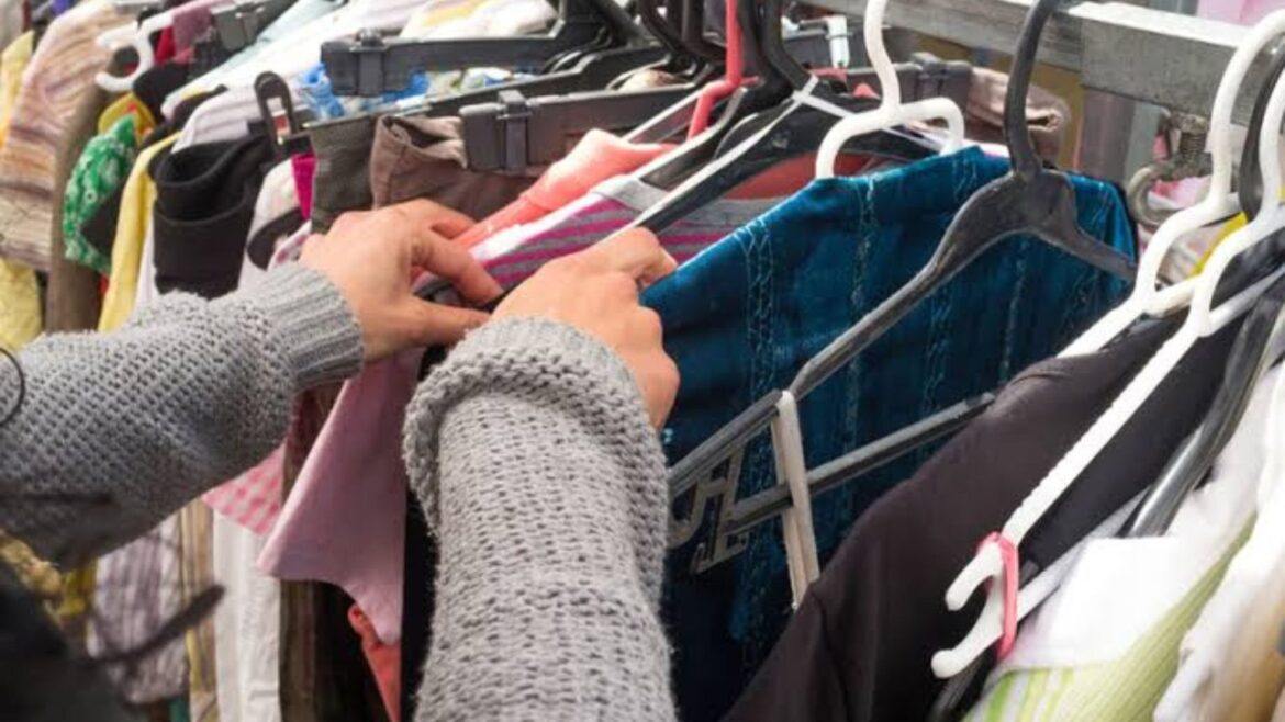 Apae Realiza Bazar com Mais de 500 Roupas a Partir de R$ 5 na Serra