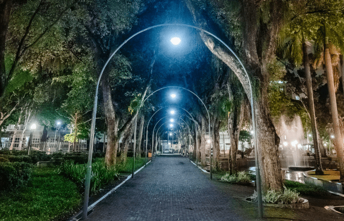 Um Novo Brilho: Arcos Históricos do Parque Moscoso Recebem Revitalização e Luminárias Modernas