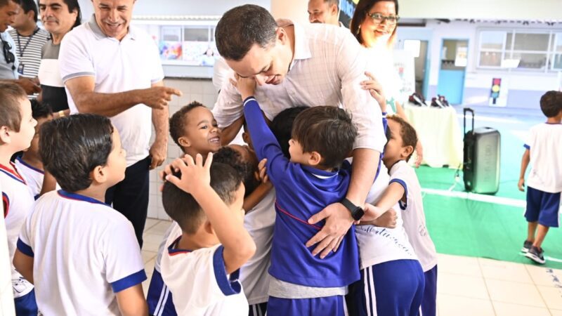 Prefeito Pazolini entrega novos tênis para crianças do CMEI no Bairro Grande Vitória