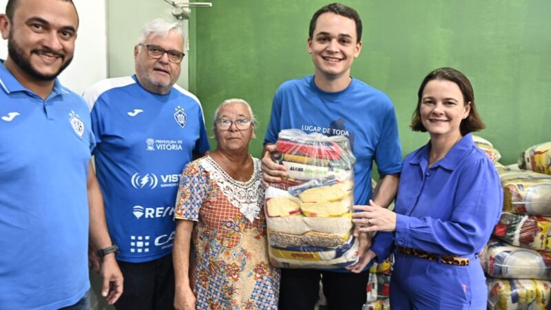 Pazolini distribui cestas básicas para 200 famílias em Vitória