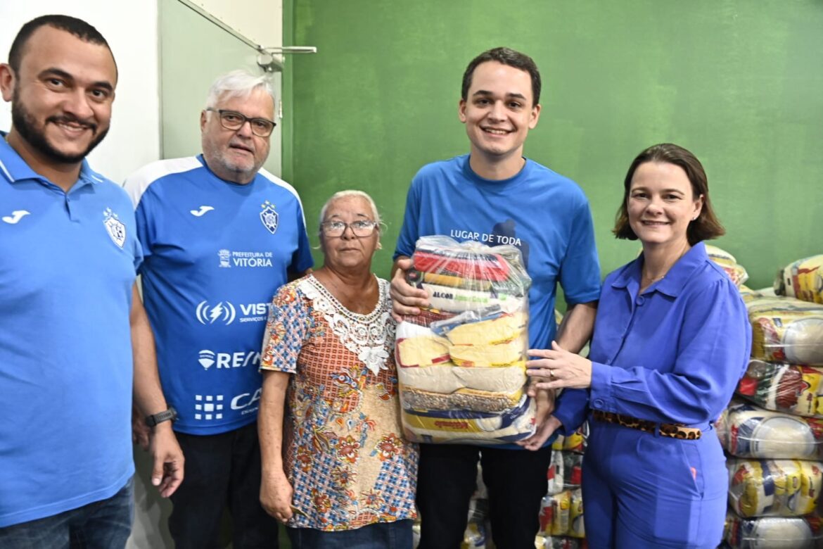 Pazolini distribui cestas básicas para 200 famílias em Vitória