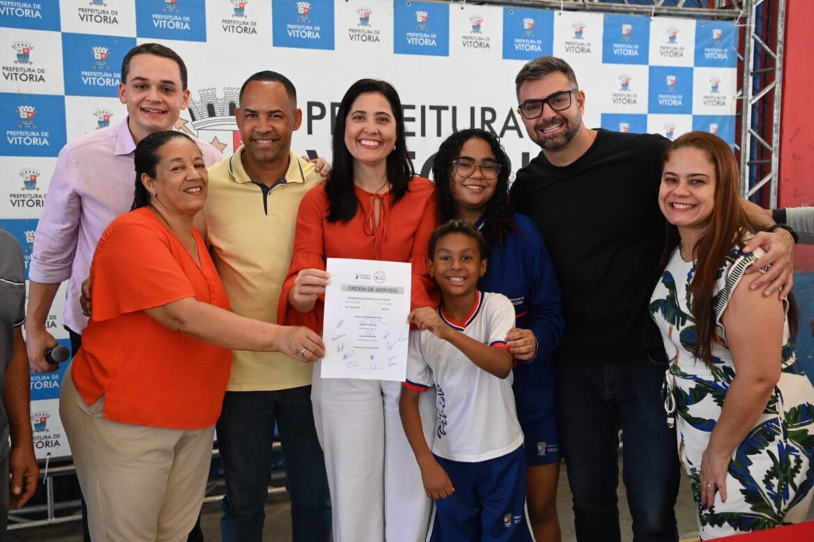 Pazolini assim Ordem de Serviço para reconstrução da Escola Maria Stella de Novaes em Grande Vitória