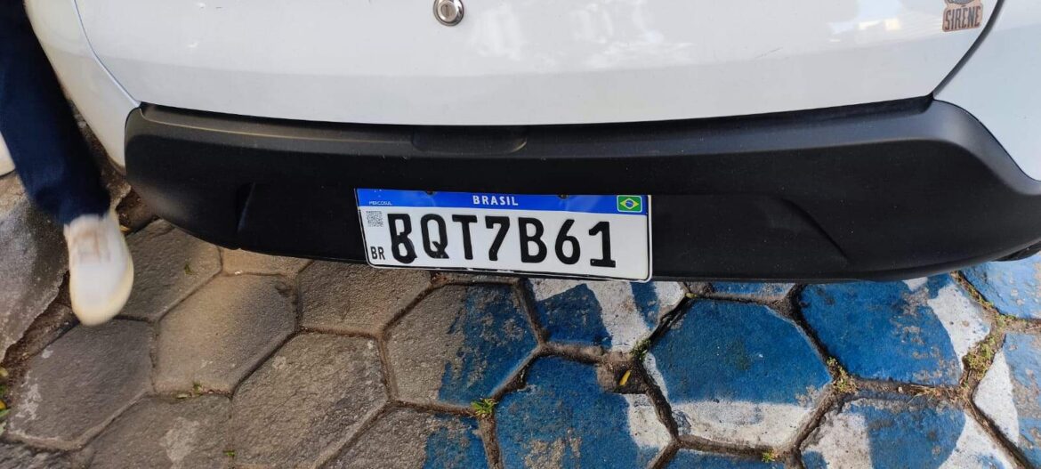 Prefeito flagra placa adulterada e motorista é preso em Vitória