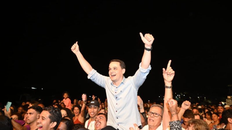 Pazolini é ovacionado e carregado nos ombros por multidão na inauguração da Nova Orla de São Pedro