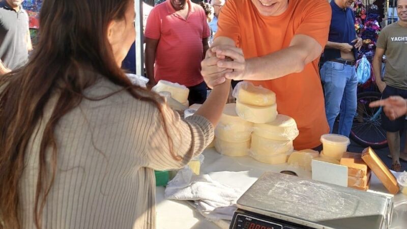 Pazolini curte um domingo clássico com feira e futebol