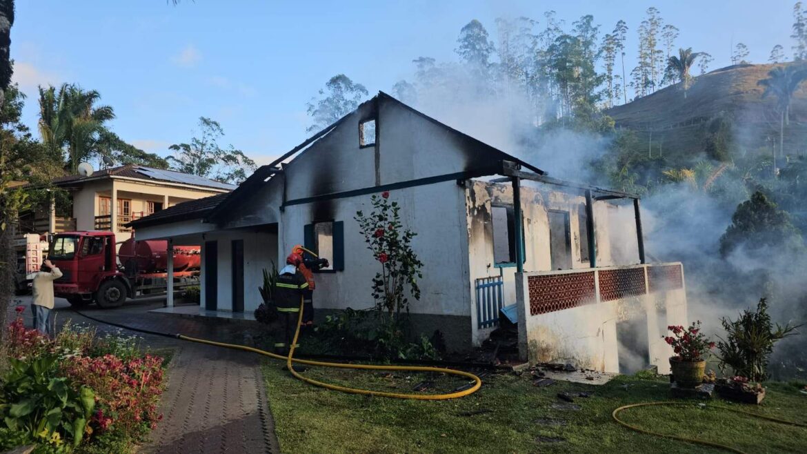 Fogo destrói fábrica de pães e bolos da Dona Deja em Marechal Floriano