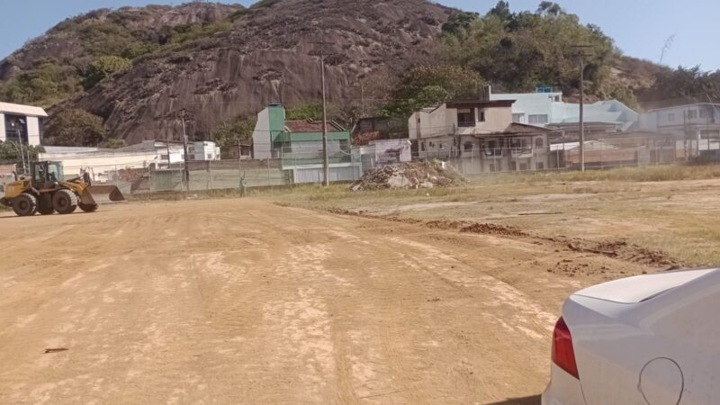 Campo do Santa Cruz em Santa Lúcia recebe início das obras para novo campo de grama sintética