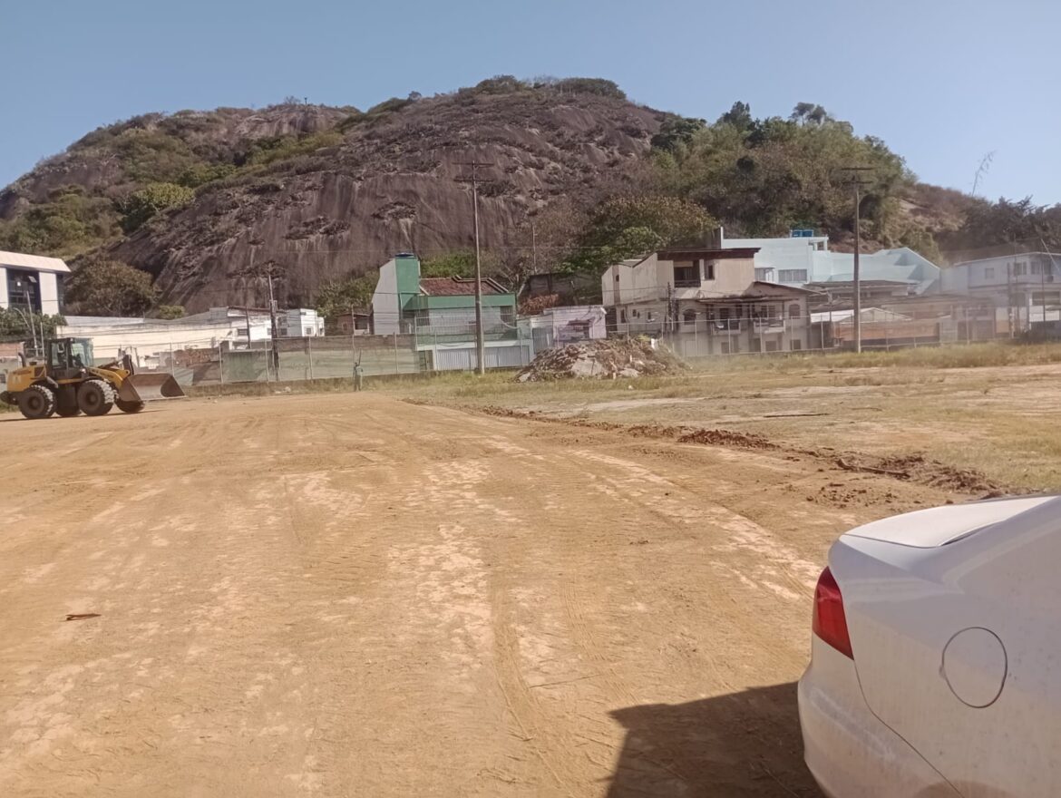 Campo do Santa Cruz em Santa Lúcia recebe início das obras para novo campo de grama sintética