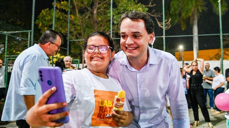 Com a assinatura da ordem de serviço, Pazolini, Cris e o Deputado José Esmeraldo dão início às obras em Jardim da Penha