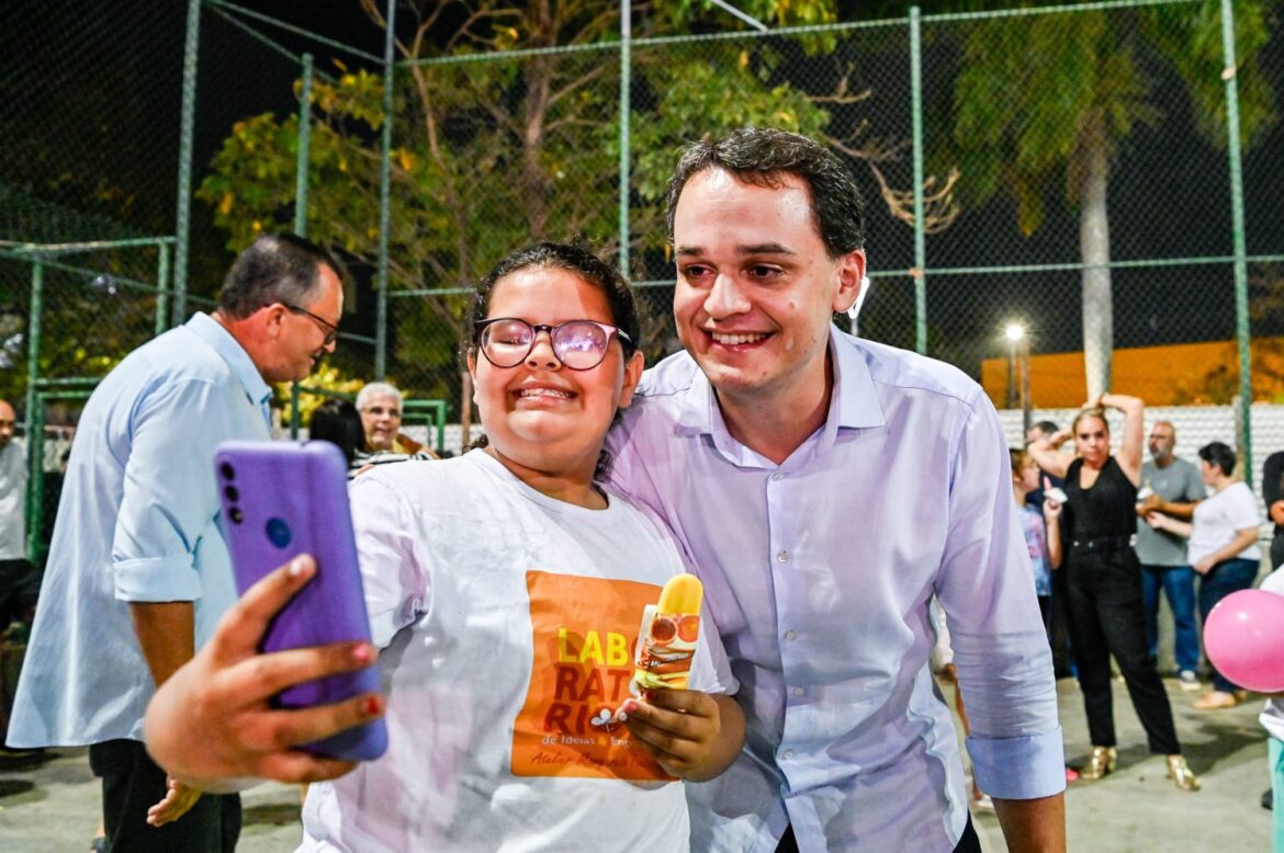 Com a assinatura da ordem de serviço, Pazolini, Cris e o Deputado José Esmeraldo dão início às obras em Jardim da Penha