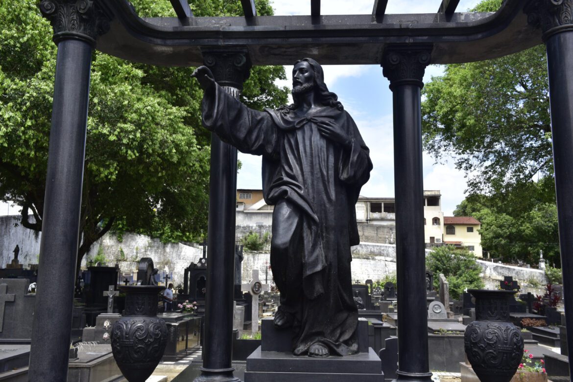 Em homenagem aos falecidos, os cemitérios de Vitória se preparam para o Dia de Finados