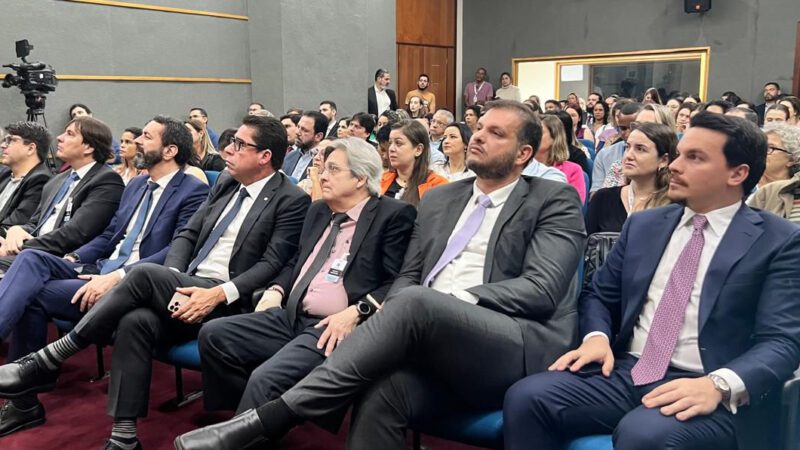 Ministro do TCU enfatiza o consenso nas obras da BR-101 e ressalta a relevância da Nova Lei de Licitações em palestra na Assembleia Legislativa