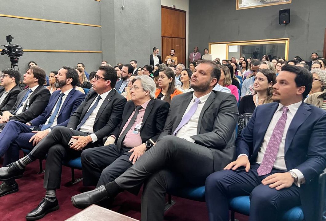 Ministro do TCU enfatiza o consenso nas obras da BR-101 e ressalta a relevância da Nova Lei de Licitações em palestra na Assembleia Legislativa