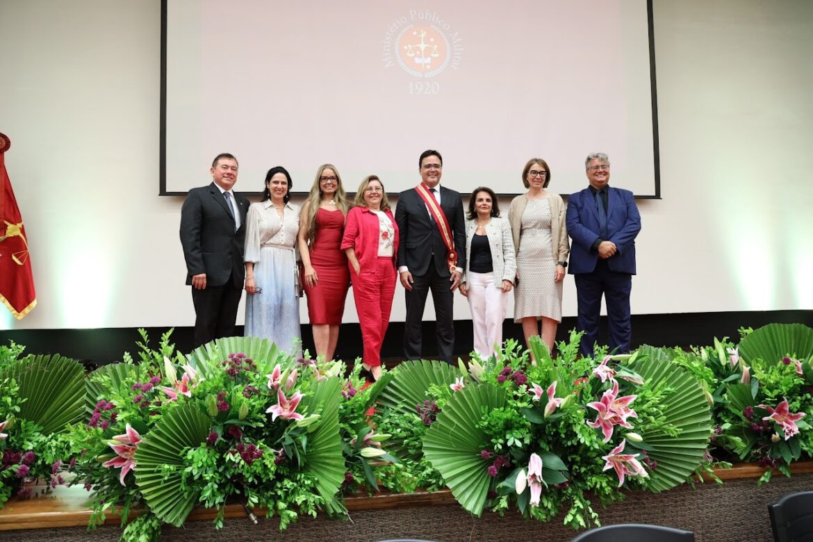 O Procurador-Geral de Justiça recebe a homenagem da Ordem do Mérito do Ministério Público Militar