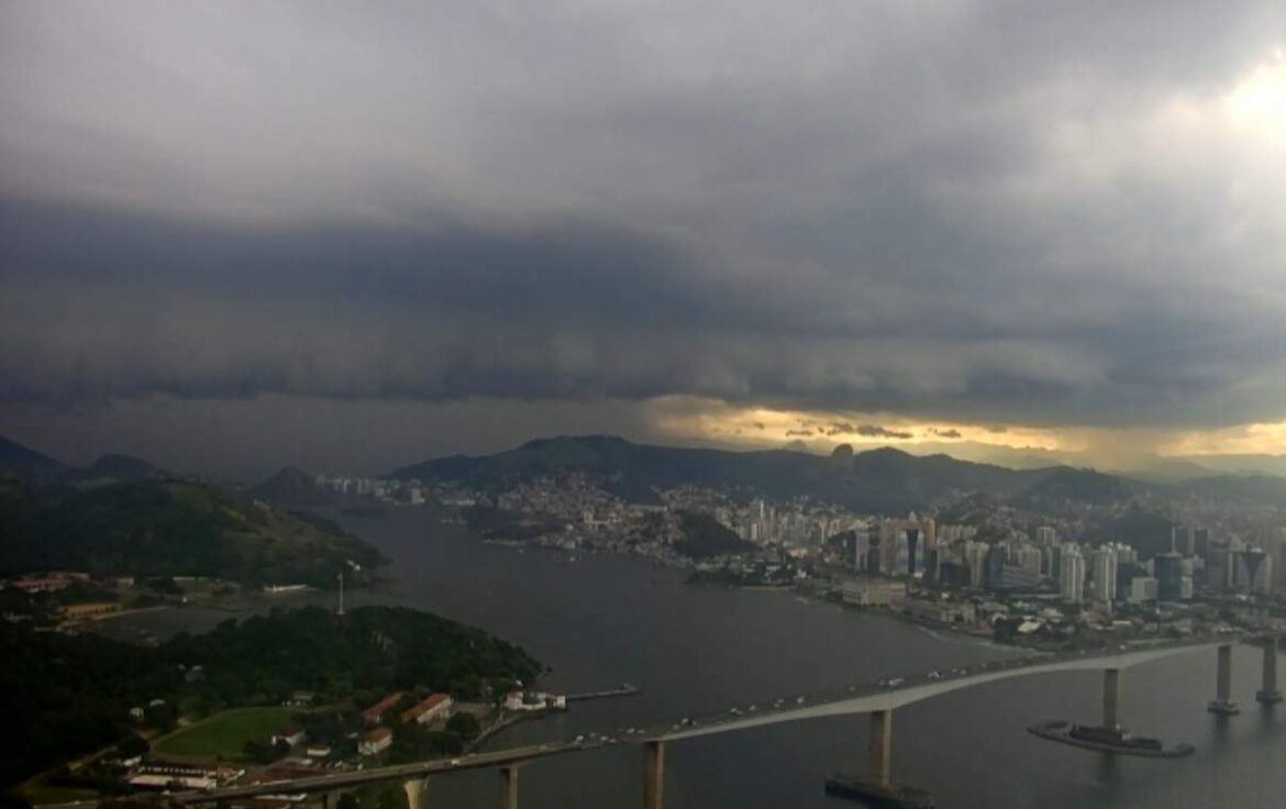 Em 24 horas, Vitória é a segunda cidade do Brasil com a maior quantidade de chuva registrada