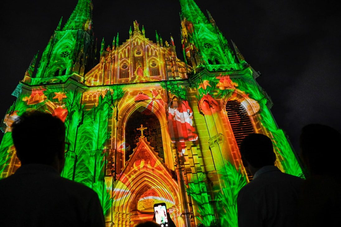 Natal de Encantos: Catedral Metropolitana brilha com projeções natalinas e as paisagens de Vitória